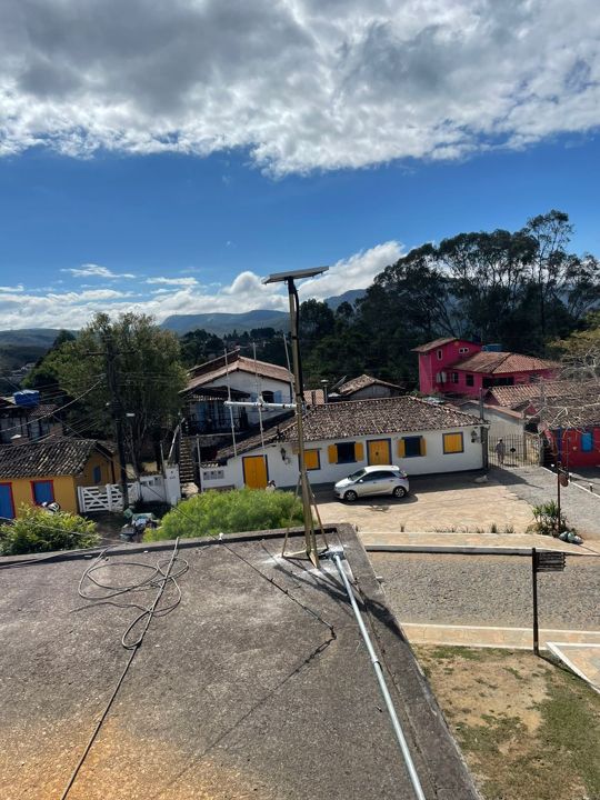 Antena de rádio instalada sobre a casa de bombas