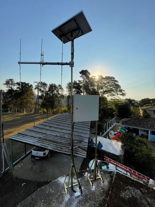 Estação com alimentação solar e antena de rádio