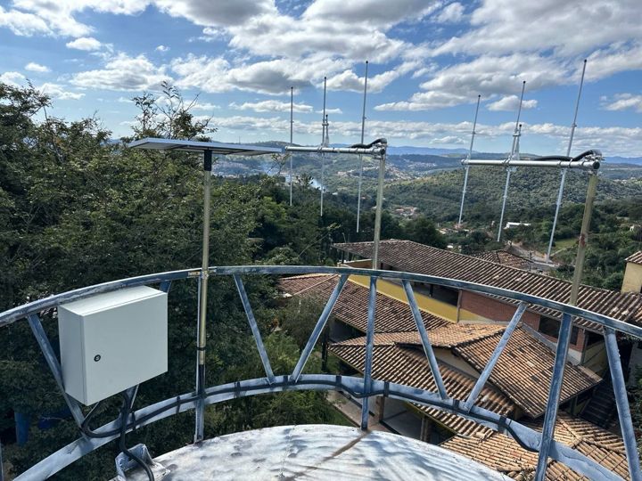 Estação de telemetria instalada sobre reservatório