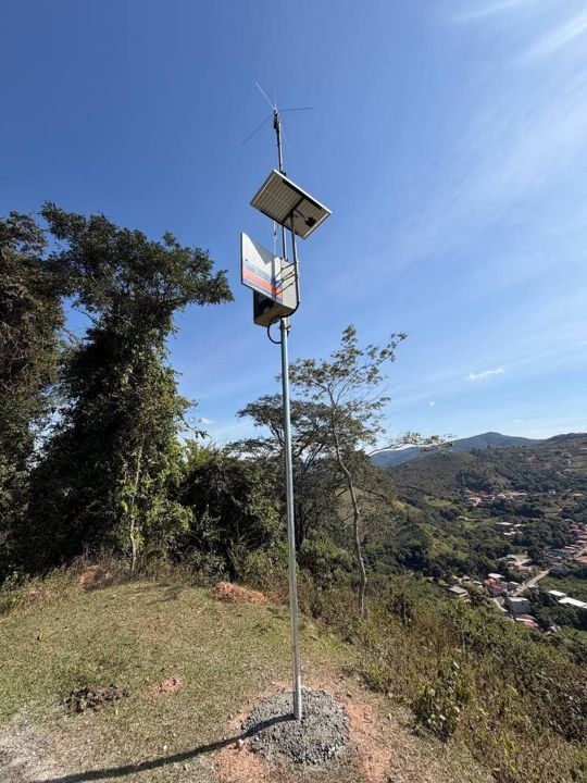 Repetidora de rádio com placa solar - Cachoeira do Brumado, Mariana