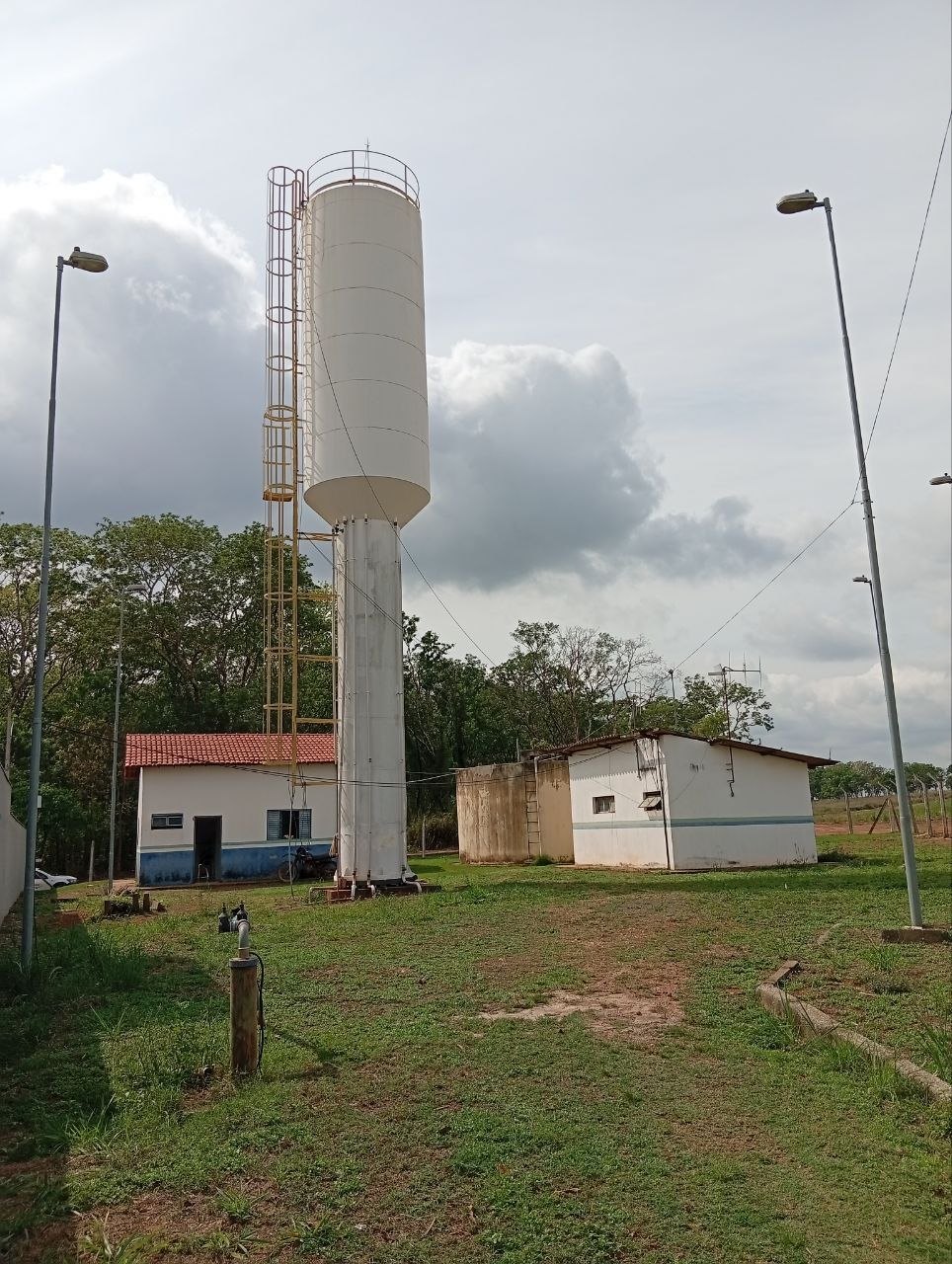 Figura 1: Centro de Reservação de Capoeirão — reservatório elevado, casa de bombas e a antena da estação de telemetria.