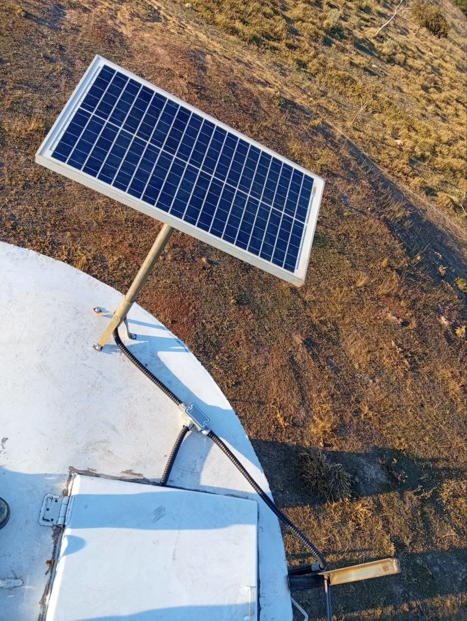 Figura 3: Reservatório Ponte Velha — estação de telemetria alimentada por placa solar, sem rede elétrica no local.