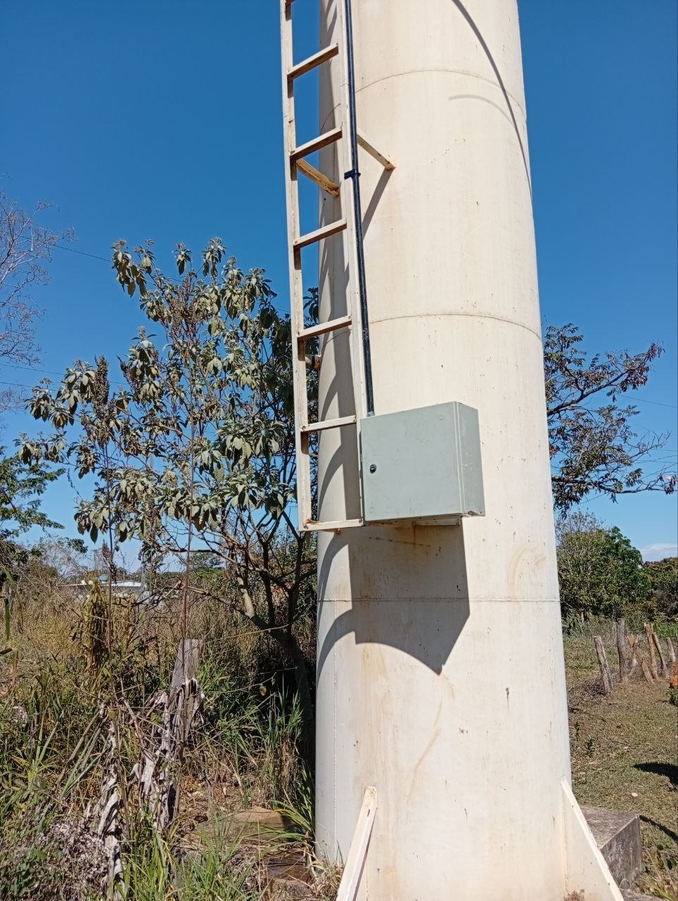 Figura 4: Reservatório São Domingos — painel de telemetria instalado na base da torre.