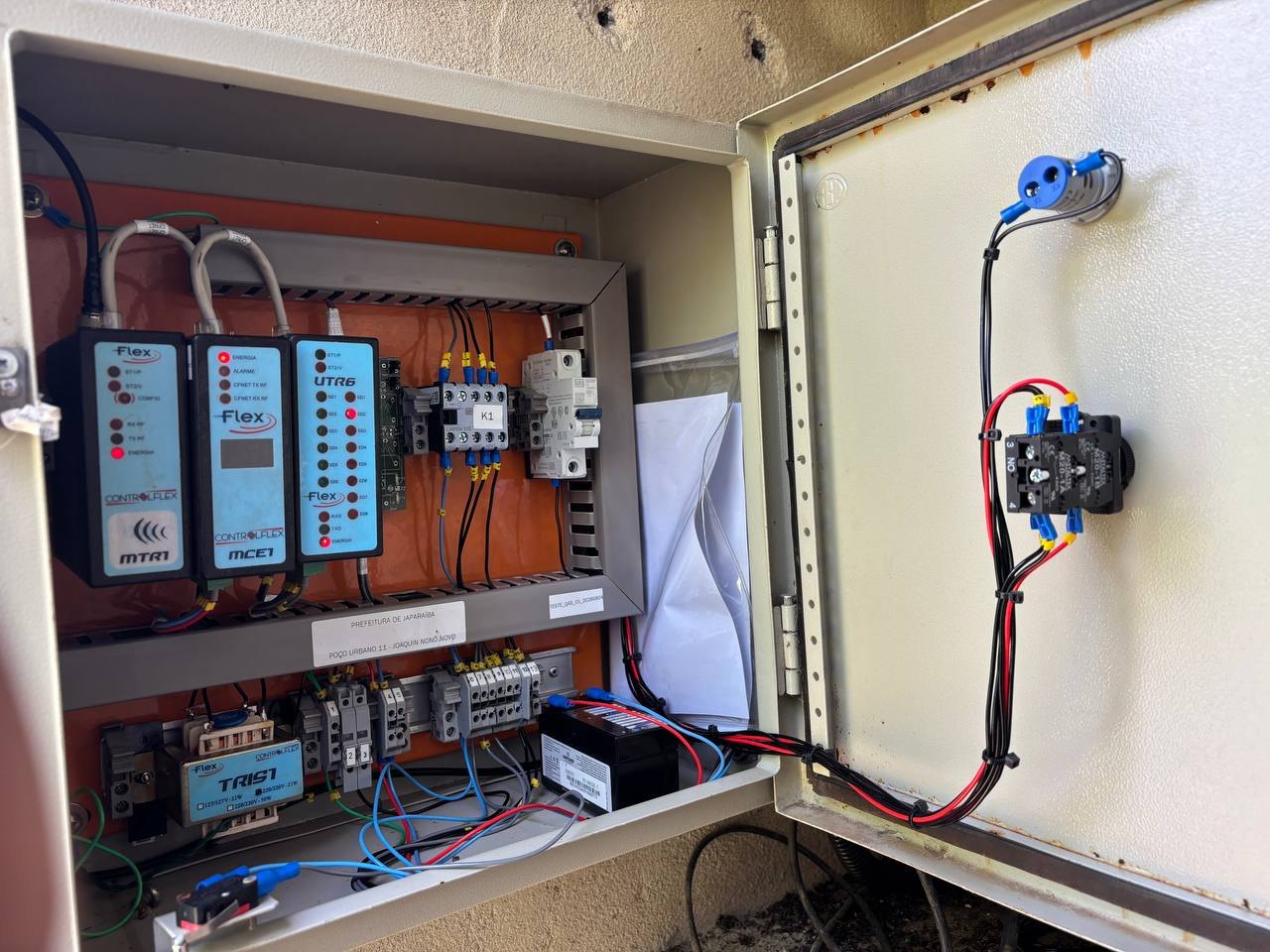 Figura 6: Poço Urbano 11 (Joaquim Nonô Novo) — painel de telemetria com os módulos ControlFlex e o comando da bomba.