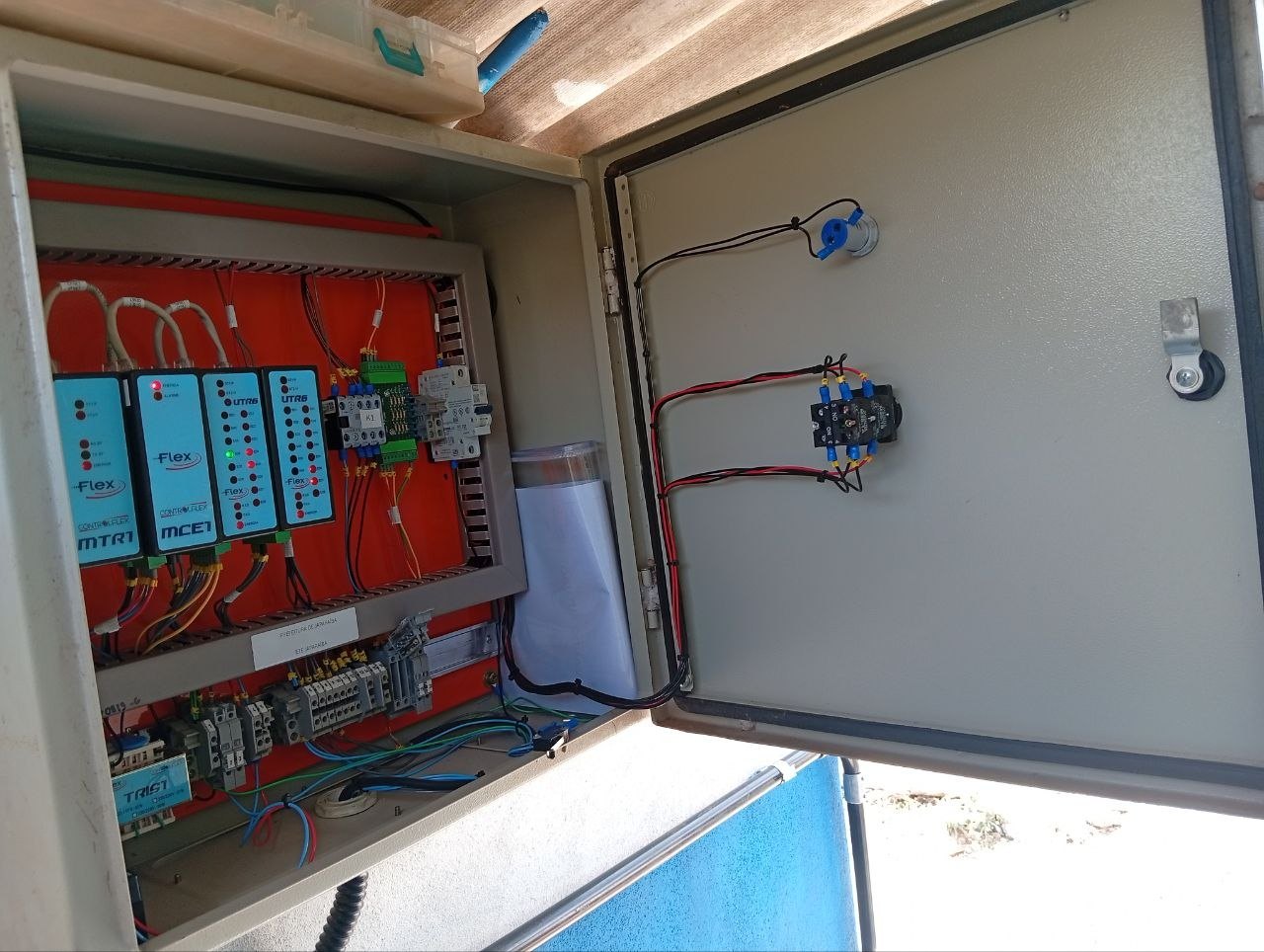 Figura 9: ETE Japaraíba — painel de telemetria com os módulos ControlFlex, instalado na elevatória.