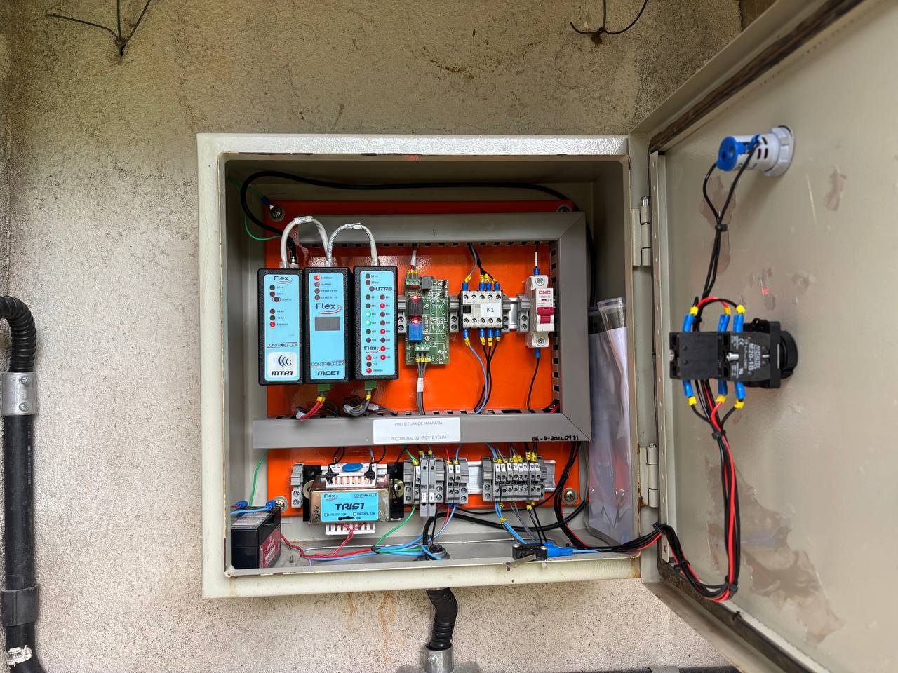 Figura 10: Painel de telemetria do Poço Rural 02 (Ponte Velha), com os módulos ControlFlex e o comando da bomba.
