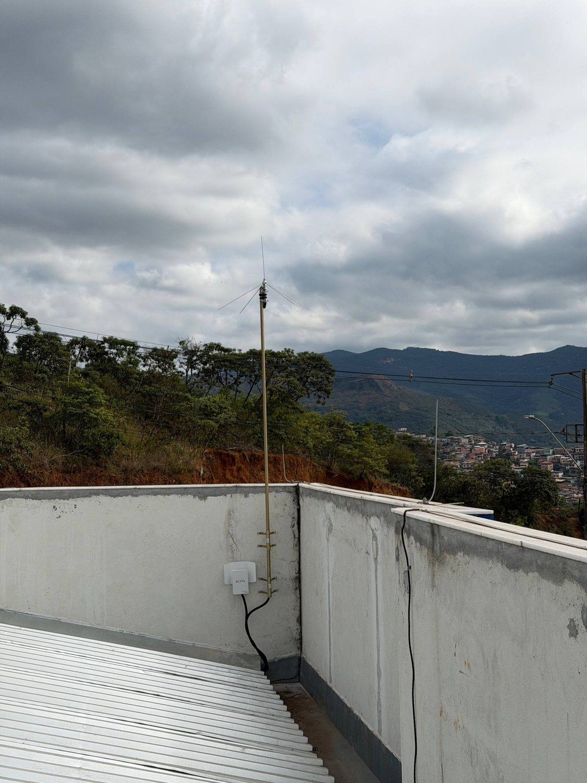 Figura 3: Antena de recepção da central, instalada na sede da Defesa Civil de Mariana.