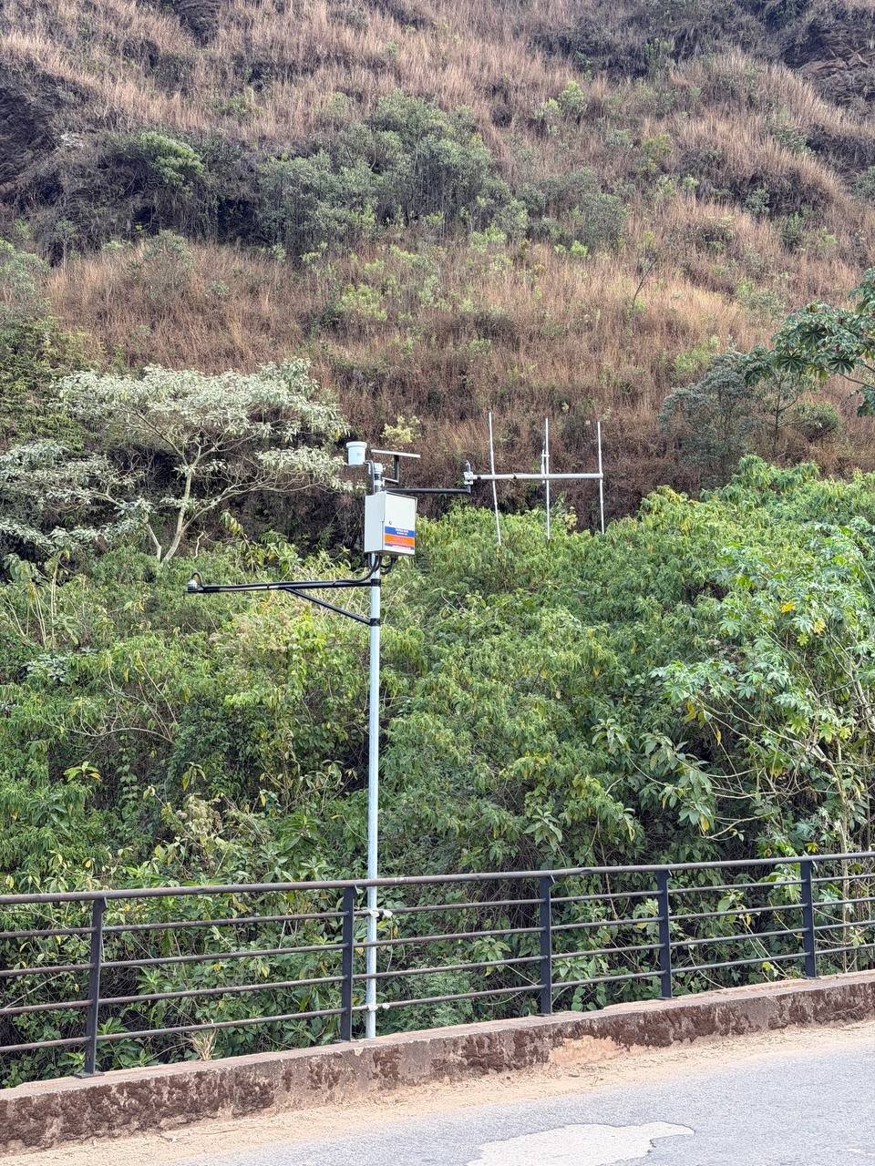 Figura 4: Estação de monitoramento instalada em ponte, na zona rural do município.