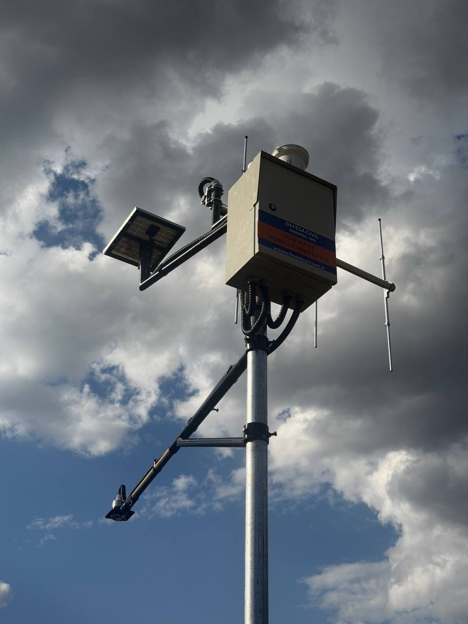 Figura 5: Estação de monitoramento hidrometeorológico — placa solar, pluviômetro, painel e antena.