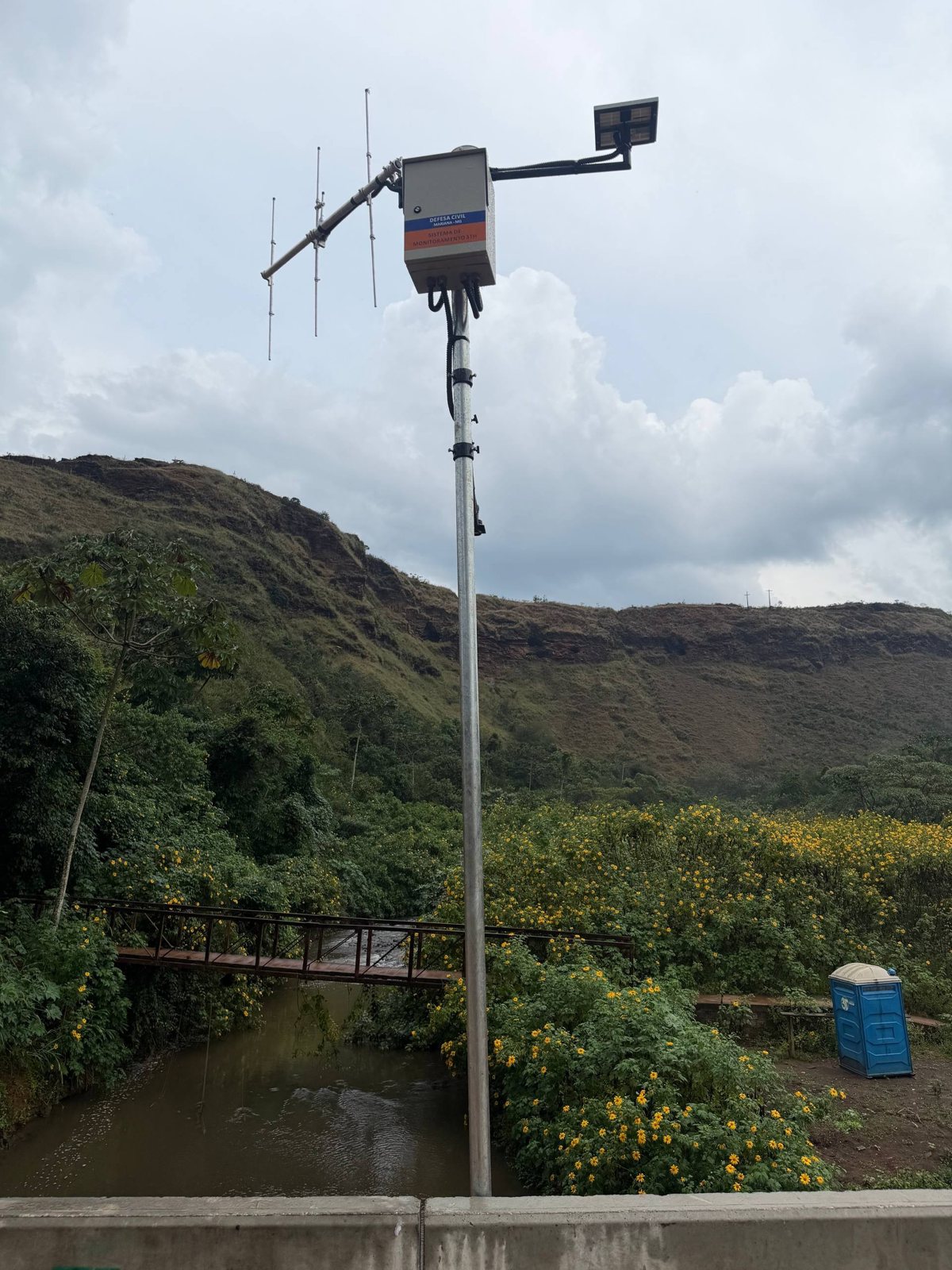 Figura 6: Estação na Ponte Mata Cavalo, sobre o córrego — o sensor de nível fica na estrutura da ponte, voltado para a lâmina d’água.