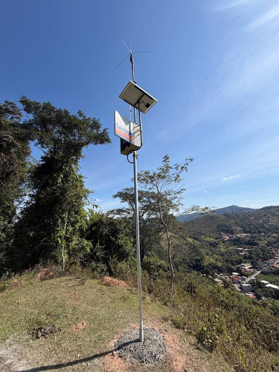 Figura 7: Repetidora de rádio na Cachoeira do Brumado, com placa solar.